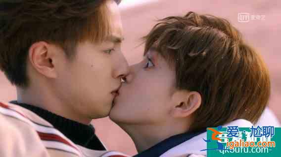 《穿盔甲的少女》開播笑到頭掉，冰甜CP首次KISS太魔性了？
