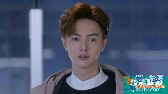 《穿盔甲的少女》開播笑到頭掉，冰甜CP首次KISS太魔性了？