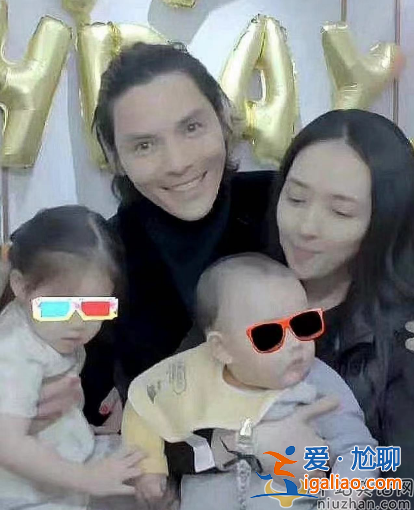 向佐一家人合影曝光！郭碧婷一身黑暴瘦惹人疼 網友因為婚變？