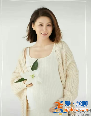 李小萌最新情況!懟臉自拍高鼻梁被指整容引熱議 過年胖出雙下巴
