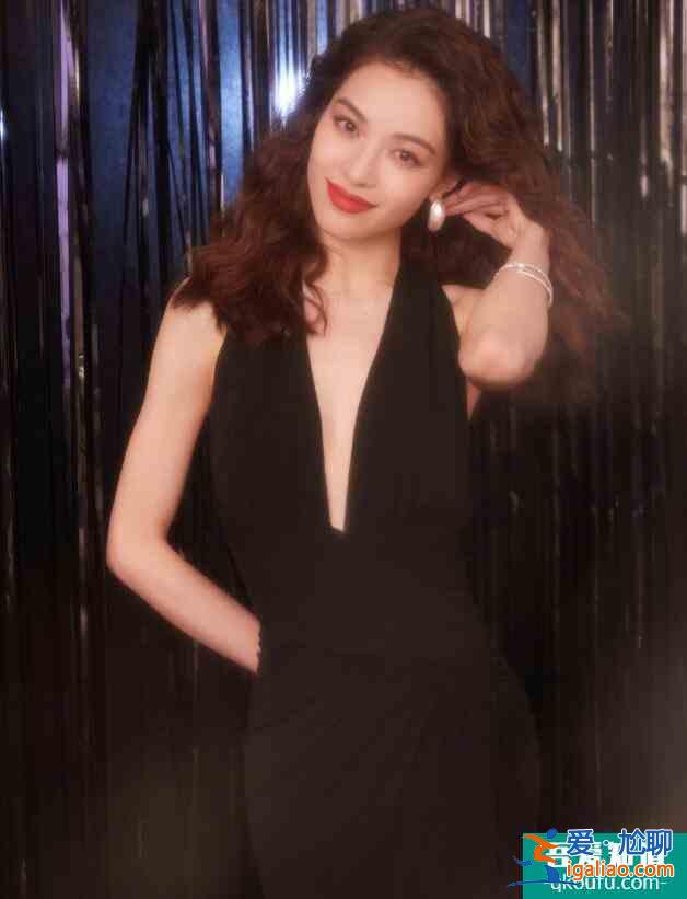 鐘楚曦穿深V小黑裙 港風復古風格慵懶又性感？