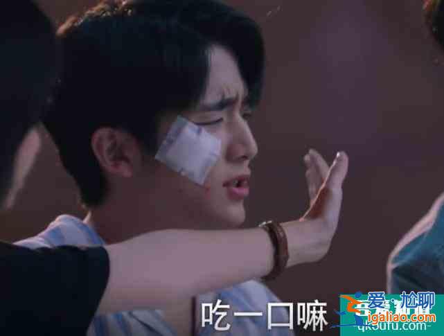 以家人之名：凌霄喂子秋吃烤紅薯，尖尖的反應(yīng)像極了他們倆姐姐？