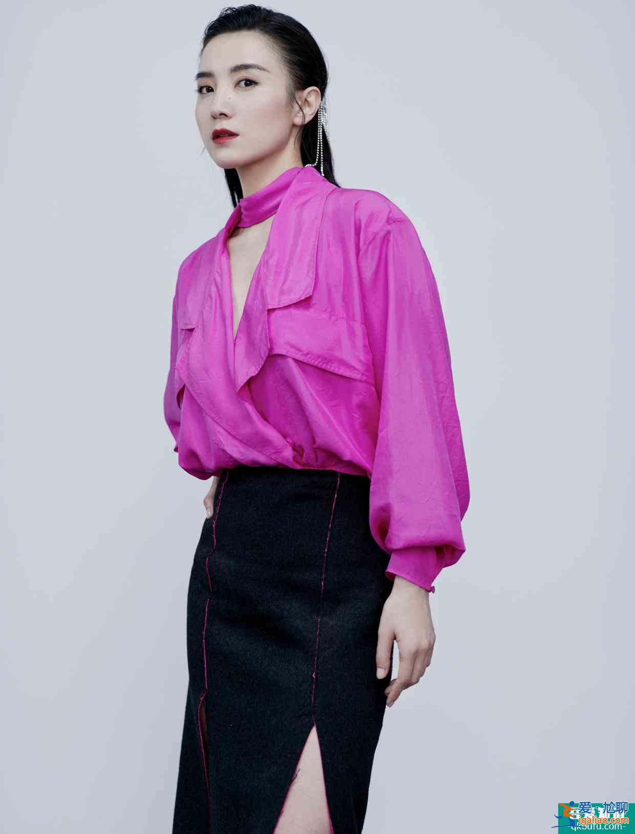 《白色月光》女主宋佳氣場超大，紫色襯衫配開叉裙，美得無處安放？