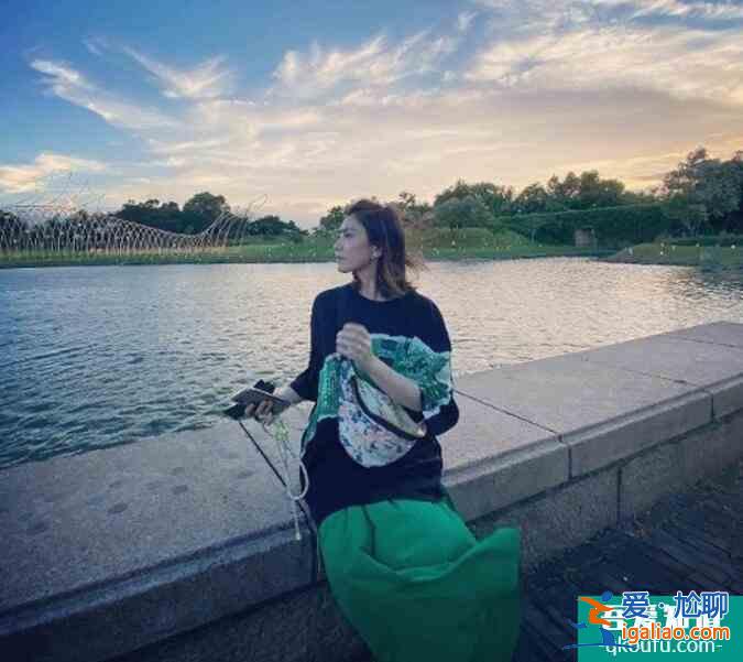 賈靜雯穿比基尼秀傲人身材 修杰楷被質疑他裸泳？