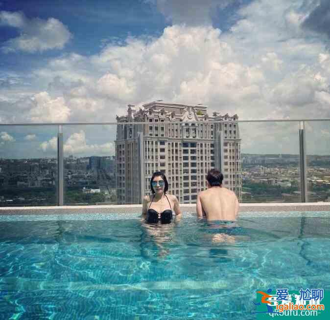 賈靜雯穿比基尼秀傲人身材 修杰楷被質疑他裸泳？