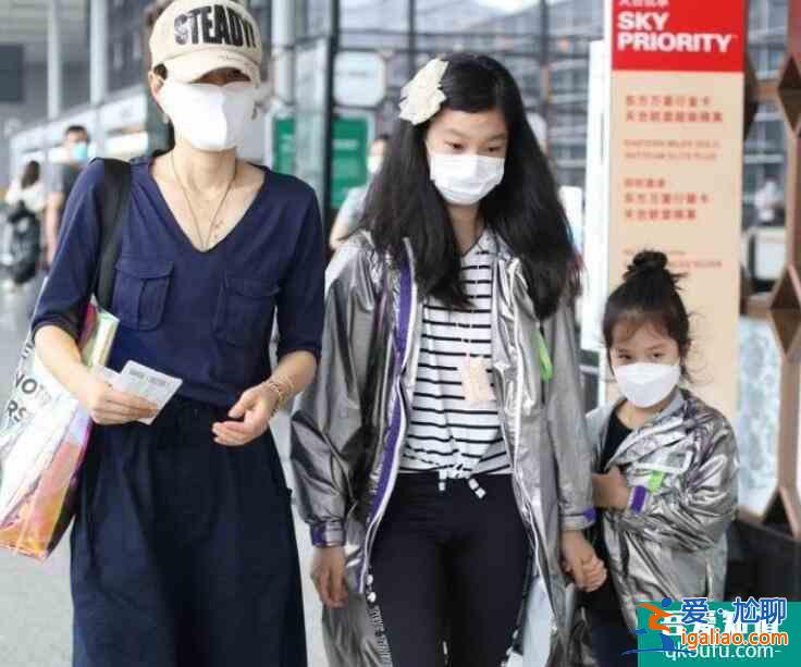 馬伊琍攜2女兒現(xiàn)身 穿V領(lǐng)上衣精致鎖骨一覽無余？