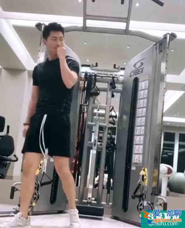 何超蓮曬竇驍健身照 竇驍穿黑色健身衣身材健碩？