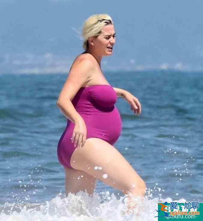 水果姐挺孕肚沖浪 在海中戲水活力十足？