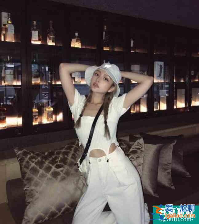 周揚青曬照自稱辣妹 纖纖細腰大長腿一覽無余火辣十足？