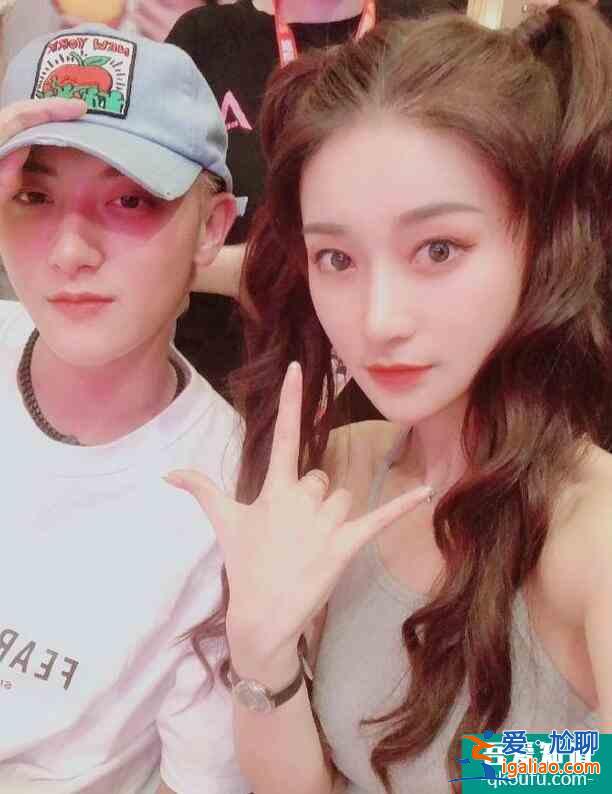 鹿晗孫如云合照 孫如云雙手捧著臉竟撞臉關曉彤? 鹿晗孫如云合照 孫如云雙手捧著臉竟撞臉關曉彤?