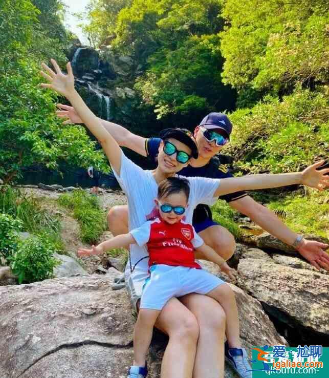 胡杏兒一家三口出游 一家溫馨同框充滿幸福感？