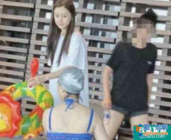 baby帶小海綿游泳 全素顏出鏡五官精致狀態好？