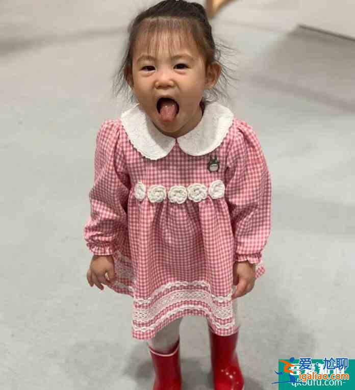 陳冠希曬女兒萌照 乖巧地坐在地板上呆萌可愛十足？