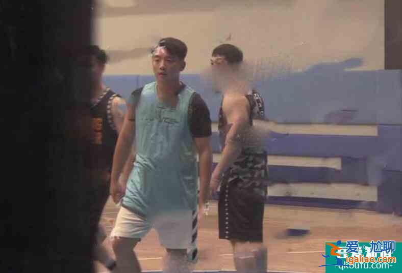 苗苗挺孕肚陪鄭愷打球 頻頻撫摸孕肚盡顯母愛滿滿? 苗苗挺孕肚陪鄭愷打球 頻頻撫摸孕肚盡顯母愛滿滿?