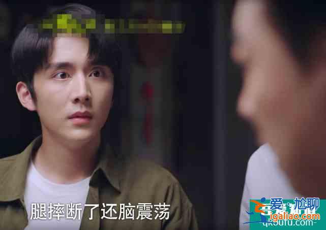 以家人之名：賀子秋出國被爸拋棄夠可憐，看了凌霄遭遇，這是真慘？