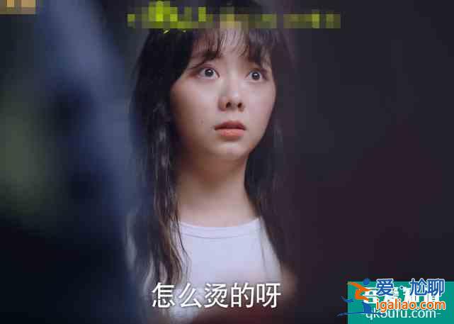 以家人之名：賀子秋出國被爸拋棄夠可憐，看了凌霄遭遇，這是真慘？