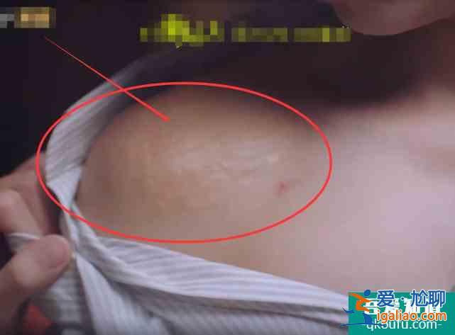以家人之名：賀子秋出國被爸拋棄夠可憐，看了凌霄遭遇，這是真慘？