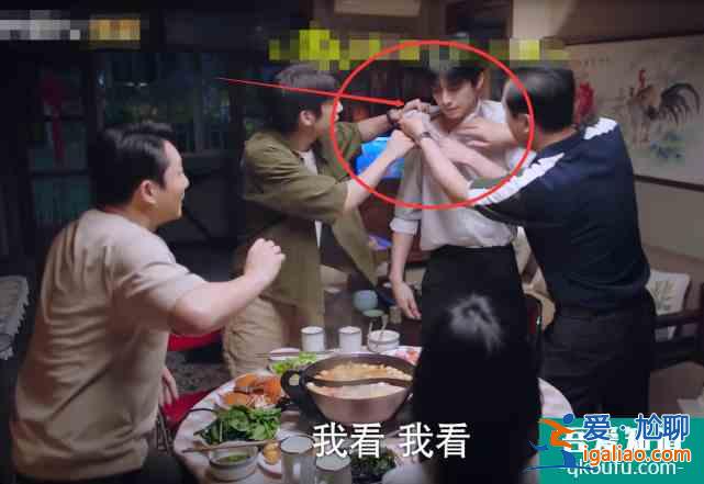 以家人之名：賀子秋出國被爸拋棄夠可憐，看了凌霄遭遇，這是真慘？