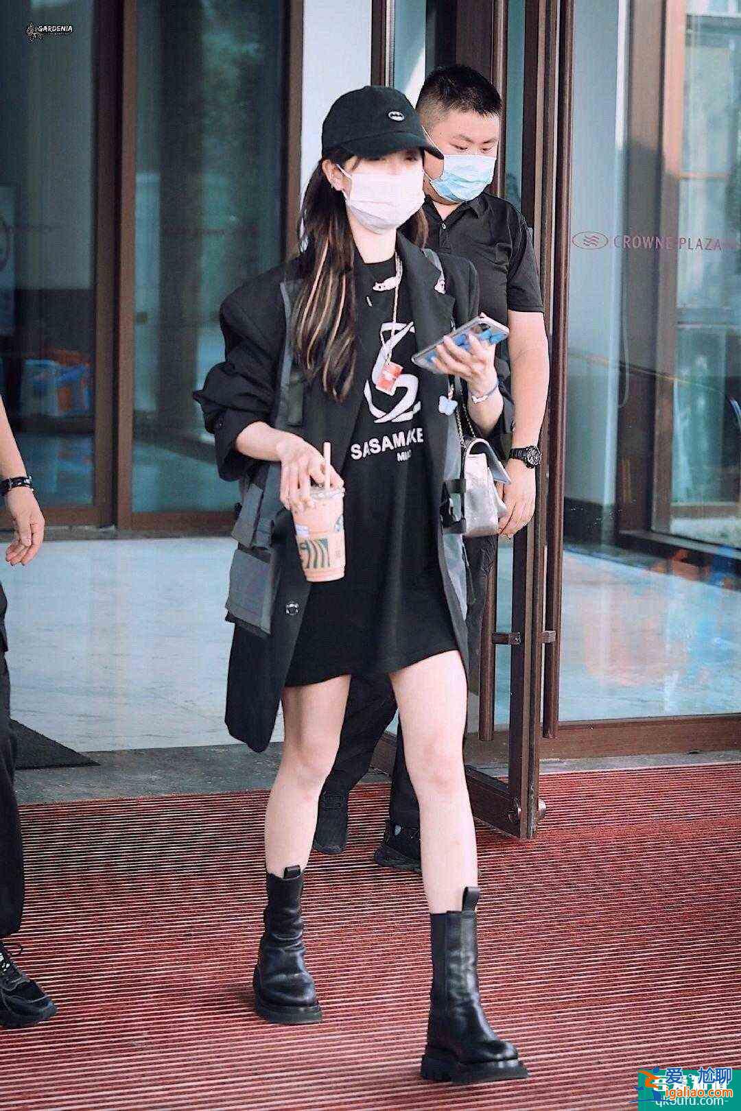 《以家人之名》譚松韻戲里戲外大不同，把西裝當連衣裙來穿，好颯？