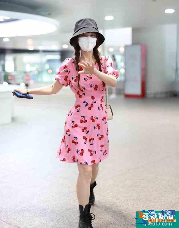 吳昕穿粉裙機場扭秧歌 打扮又美又甜似歡脫少女？