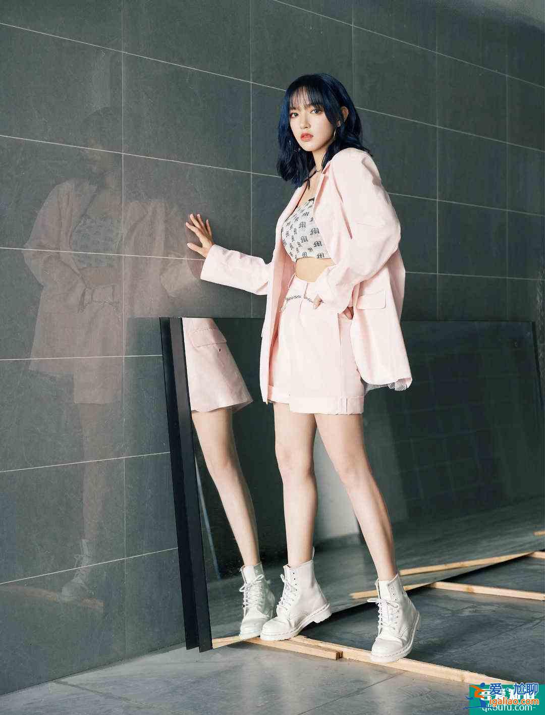 《以家人之名》譚松韻戲里戲外大不同，把西裝當連衣裙來穿，好颯？