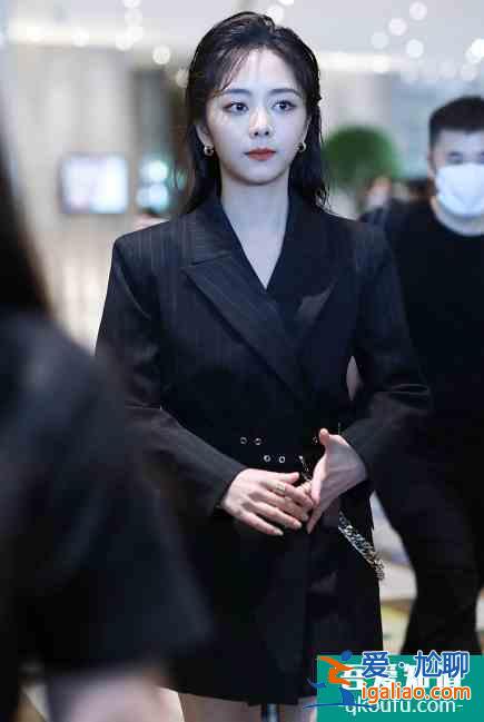 《以家人之名》譚松韻戲里戲外大不同，把西裝當連衣裙來穿，好颯？