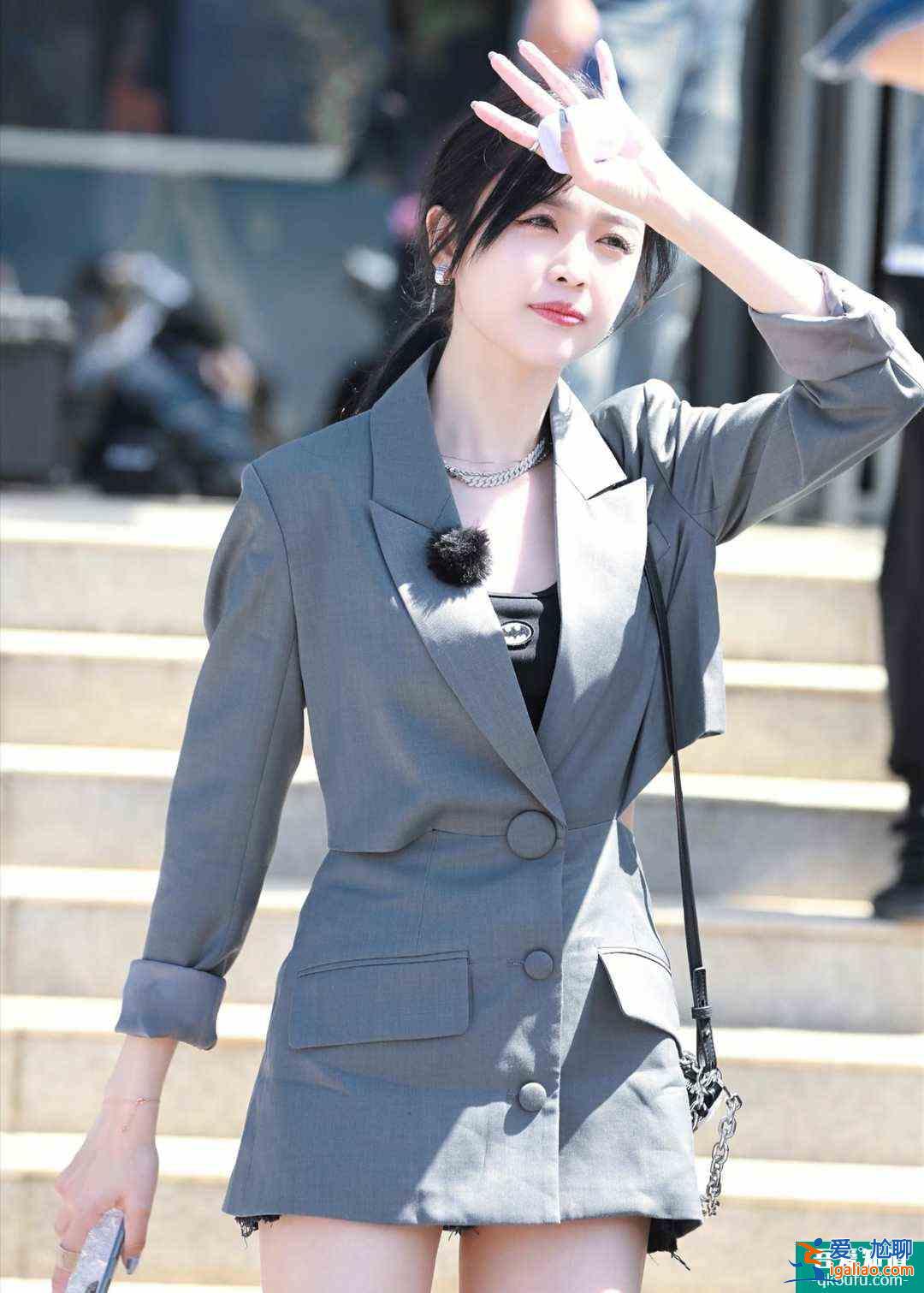 《以家人之名》譚松韻戲里戲外大不同，把西裝當連衣裙來穿，好颯？