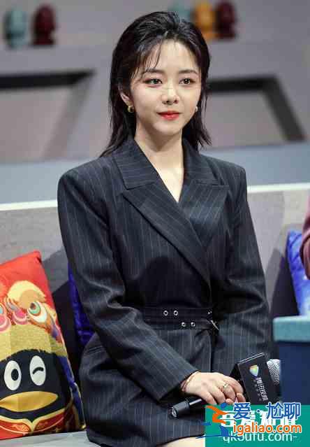 《以家人之名》譚松韻戲里戲外大不同，把西裝當連衣裙來穿，好颯？