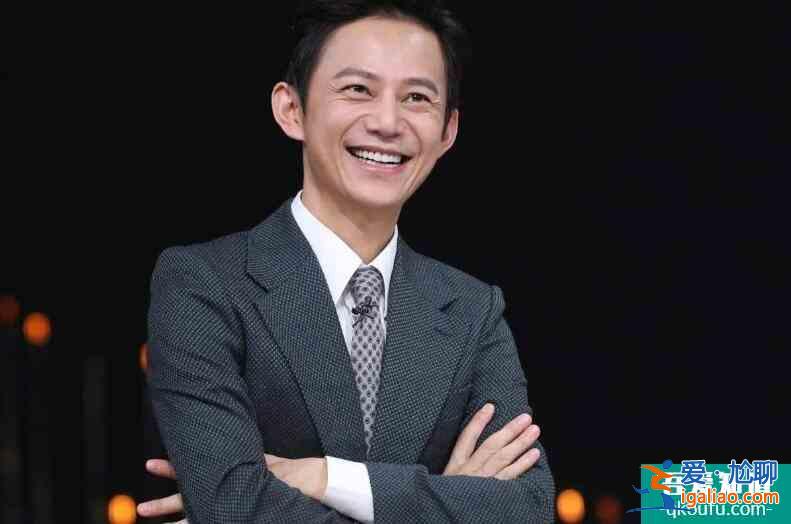 何炅彎腰給新人鏡頭 暖心舉動感動網友？