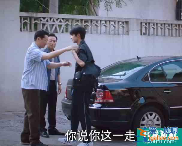《以家人之名》凌霄出國，賀子秋躲天臺偷看，這段送別戲太好哭了？