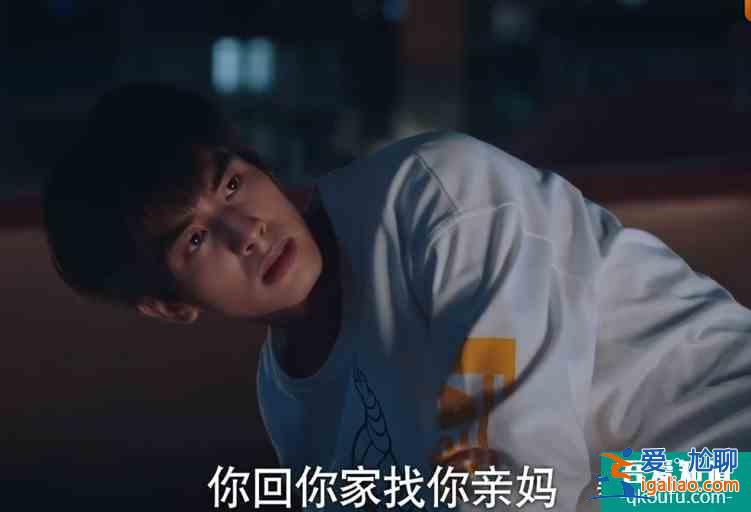《以家人之名》凌霄出國，賀子秋躲天臺偷看，這段送別戲太好哭了？