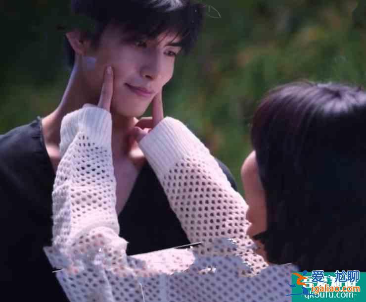 以家人之名：尖尖穿短裙跟男友約會，凌霄吃醋一把按門上：不準去？