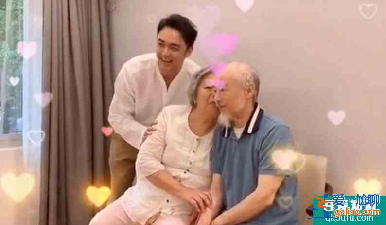明道官宣當?shù)笫讜駝討B(tài) 在家里和爸媽合影畫面溫馨？