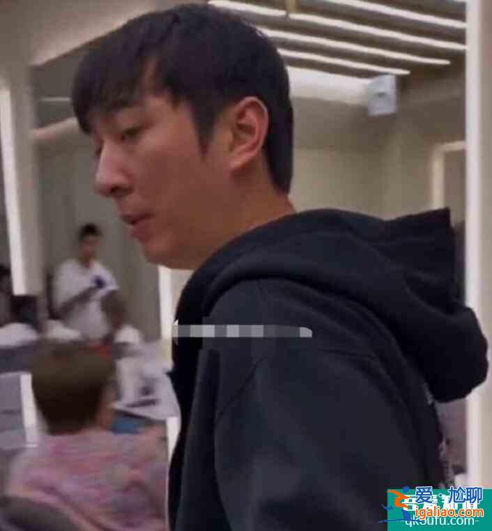 王思聰理發店被偶遇 含胸駝背模樣分外憔悴？