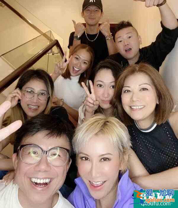 李玟分享與好友聚會合照 做出搞怪表情逗趣十足？