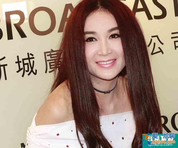 53歲溫碧霞美腿搶鏡 大秀香肩鎖骨狀態似少女？