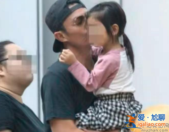 霍建華林心如女兒正臉照曝光 一家三口罕見同框 女兒太像霍建華 霍建華林心如女兒正臉照曝光 一家三口罕見同框 女兒太像霍建華