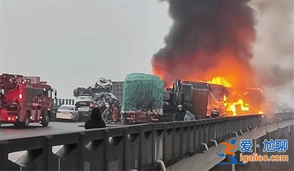 湖南高速車禍現場  親歷司機回憶 追尾長度約兩三百米？