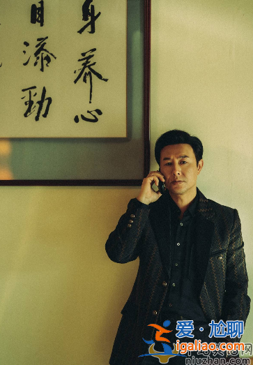 張譯上新聞聯(lián)播惹關(guān)注!黑衣打扮樸素太醒目，網(wǎng)友留言夢(mèng)回“安警官”