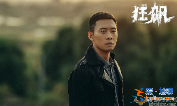 張譯上新聞聯(lián)播惹關(guān)注!黑衣打扮樸素太醒目，網(wǎng)友留言夢(mèng)回“安警官”