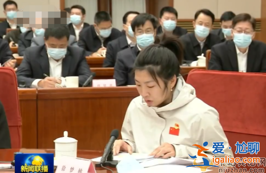 張譯上新聞聯(lián)播惹關(guān)注!黑衣打扮樸素太醒目，網(wǎng)友留言夢(mèng)回“安警官”