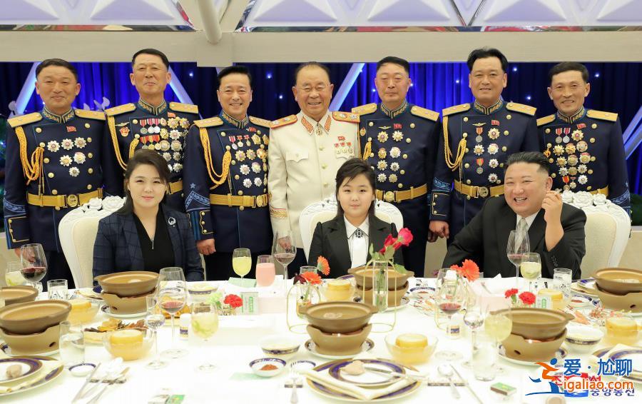 金正恩偕女兒訪問朝鮮人民軍將領(lǐng)宿舍 父女一同出席紀念宴會？