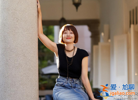馬伊琍街邊喝咖啡!腳踩高凳坐姿隨性惹爭議 穿拖鞋逗貓咪無明星包袱