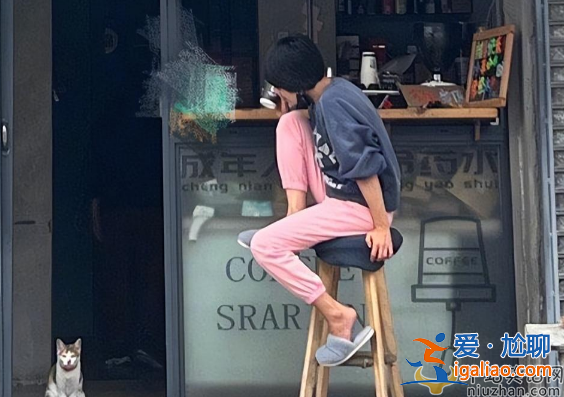 馬伊琍街邊喝咖啡!腳踩高凳坐姿隨性惹爭議 穿拖鞋逗貓咪無明星包袱