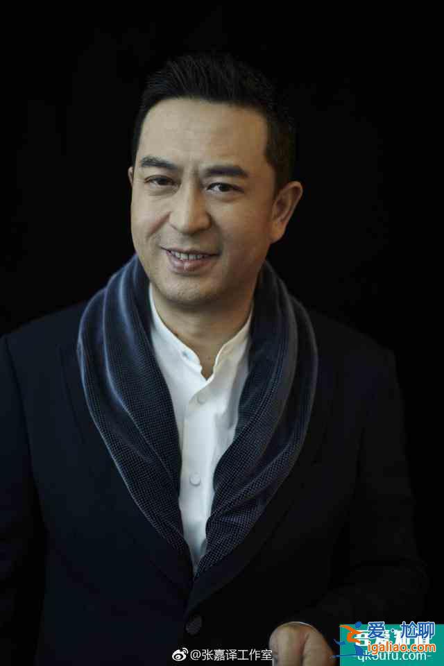 張嘉譯改名了？《在一起》劇組沒有打錯字，他的工作室認證也改了？