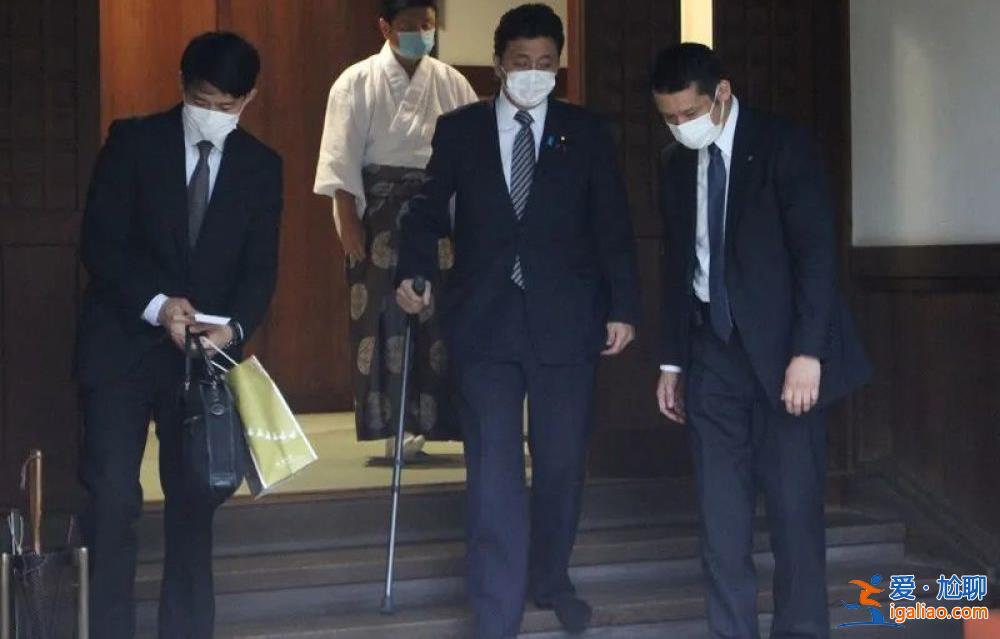 為了繼承安倍“遺產” 他連親爹都不要了？