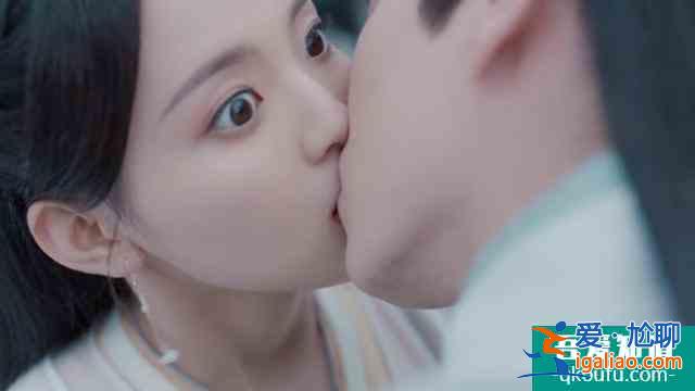 且聽鳳鳴:鳳舞主動起來,君臨淵完全招架不住,可惜她別有用心? 且聽鳳鳴:鳳舞主動起來,君臨淵完全招架不住,可惜她別有用心?