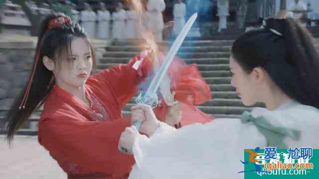 且聽鳳鳴：君臨淵跟鳳舞甜蜜擁抱，一旁的左青鸞當場臉氣綠？