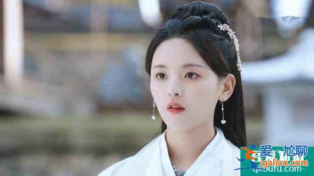 且聽鳳鳴：君臨淵跟鳳舞甜蜜擁抱，一旁的左青鸞當場臉氣綠？