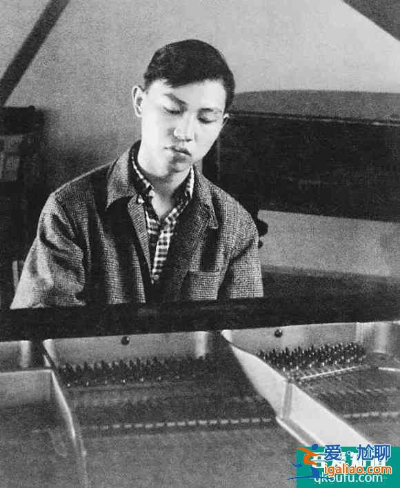 《二十不惑》依然在重復(fù)一個(gè)老話題:我們現(xiàn)在怎樣做父親? 《二十不惑》依然在重復(fù)一個(gè)老話題:我們現(xiàn)在怎樣做父親?